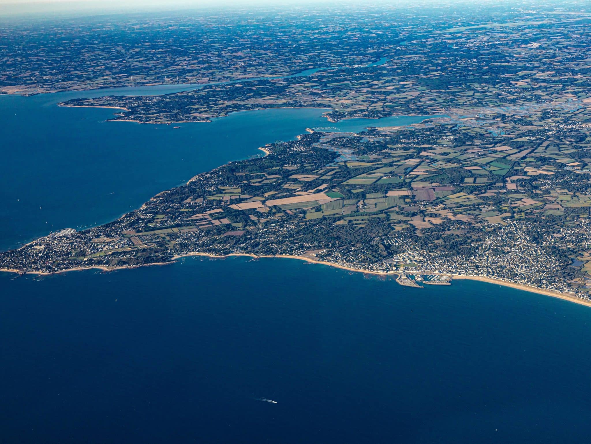 Vue aérienne sur la côte Atlantique, partez à la découverte de Pririac-sur-Mer, Mesquer, La Baule et Guérande.